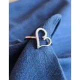 Anillo de plata 925 con diseño abierto de corazón adornado con zirconias pavé.