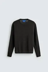 Jersey de punto tejido en lino, con cuello redondo y manga larga. Presenta un corte regular fit y acabados en rib en cuello, puños y bajo.