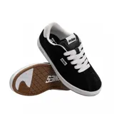 Championes Etnies Scam negros con detalles en blanco, de corte bajo y suela de goma.