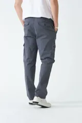 Pantalón cargo verde militar de gabardina, corte recto, con dos bolsillos laterales con fuelle y cierre de solapa, y logo bordado.