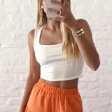 Top corto blanco de breteles finos y escote cuadrado.