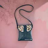 Bandolera de cuero natural negro con solapa y arte pintado a mano, correa larga y cierre de broche imán.