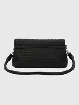 Cartera de hombro o cruzada de ecocuero negro con diseño trenzado. Cuenta con solapa frontal, placa metálica con logo de la marca y correa ajustable y desmontable.