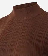 Blusa de punto de manga larga con cuello alto y diseño acanalado, confeccionada en una mezcla de viscosa y poliamida.