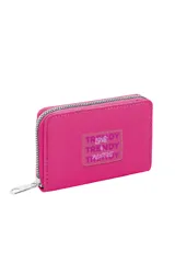 Billetera negra con cierre perimetral plateado y parche frontal con texto en azul y blanco que dice "LOVE & MANIFEST".