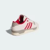 Championes Adidas Rivalry Low de cuero y gamuza color blanco hueso con detalles en rojo y gris.