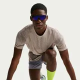 Remera deportiva Nike para running con tecnología Dri-FIT, de color tostado con diseño texturizado perforado y mangas cortas raglán.
