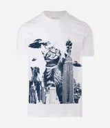 Remera de algodón de manga corta y cuello redondo, con estampado frontal de un gato gigante estilo Godzilla sobre un edificio icónico.