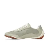 Championes de perfil bajo Merrell modelo Relay, confeccionados en una combinación de gamuza y malla transpirable en tonos verde oliva. Presentan un diseño distintivo con una pieza lateral de goma en color marrón con relieve, cierre de cordones tradicional y suela de goma con tracción.