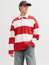 Buzo tipo polo de manga larga con diseño de franjas horizontales anchas en color rojo y blanco, cuello camisero blanco y cierre frontal parcial con solapa y botones ocultos.