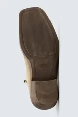 Bota cowboy de caña media, color beige claro con efecto desgastado. Fabricada en piel serraje engrasado, presenta horma cuadrada y tacón ancho de madera a contraste.