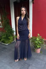 Top halter de microtul azul oscuro, con cuello tipo choker y drapeado fluido en el frente.