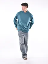 Hoodie de color gris claro, con capucha y bolsillo canguro frontal. Presenta puños y cintura acanalados.