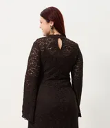 Vestido largo de encaje calado color negro, con cuello alto, mangas largas tipo flare y falda con corte evasé. Incluye forro interior.
