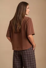 Blusa de manga corta color marrón, con escote redondo y diseño holgado.