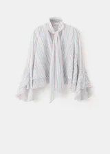 Blusa de poliéster con estampado de rayas, cuello con pañuelo integrado y detalle de abertura en V, de corte recto y mangas largas abullonadas con volantes.