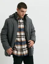 Campera Harrington de color verde oscuro, con cierre frontal de cremallera y solapa con botones a presión, cuello alto y bolsillos laterales.