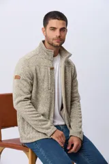 Campera de tejido texturado en color azul, con interior de polar, cuello alto, cierre frontal completo y bolsillo vertical en el pecho con detalle de tirador de cuero sintético.