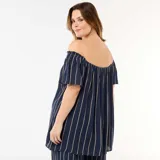 Blusa fluida de crepé azul marino con rayas verticales beige, de manga corta y escote off-shoulder con diseño fruncido.