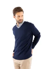 Sweater de punto con escote en V y mangas largas, confeccionado en una mezcla de algodón, nylon y spandex. Presenta un diseño clásico de corte recto con puños y ruedo acanalados.