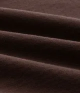 Pantalón wide leg de sarga color marrón, con cintura estructurada, cierre frontal con botón y cremallera, y bolsillos funcionales.