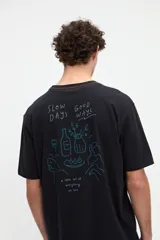 Remera de manga corta con calce relaxed, confeccionada en jersey de algodón con textura suave. Presenta estampado artístico en la espalda y costuras en contratono.