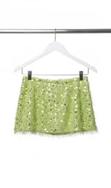 Minifalda elastizada color verde lima con textura de pelo sintético y lentejuelas plateadas.