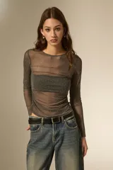 Top de manga larga confeccionado en tul gris con detalle de strass aplicado en toda la prenda, de corte al cuerpo y cuello redondo.