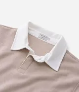 Buzo masculino de algodón con felpa, color beige, con cuello polo blanco contrastante, manga larga y puños acanalados.