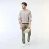 Sweater de punto de cuello redondo, con diseño liso y textura acanalada, de corte clásico.