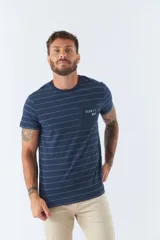 Remera de hombre a rayas horizontales azul marino y celeste, de corte recto, manga corta, cuello redondo y bolsillo en el pecho con logo estampado.