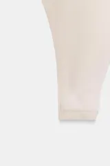 Body strapless de corte ajustado, confeccionado en tejido de poliamida, con cierre inferior mediante botones a presión.