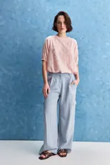 Pantalón cargo celeste de tiro alto y pierna amplia, con bolsillos laterales y bolsillos cargo con tapa.