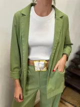 Blazer sastrero color verde, de lino, con solapas de muesca y mangas largas que se pueden remangar.