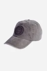 Gorra de gabardina color gris con logo bordado en el frente.