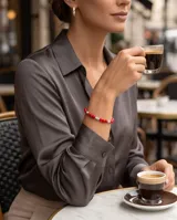 Pulsera de cuentas de cristal rojo con separadores de plata 925, diseñada como amuleto de protección.