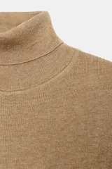 Jersey de punto fino confeccionado en lana, con cuello subido y manga larga, de diseño básico y ajustado.