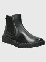 Bota tipo Chelsea de cuero negro, con paneles laterales elásticos y suela de goma flexible con costura vista en el borde.
