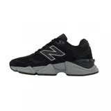 Championes New Balance modelo 9060, con diseño robusto y moderno en tonos beige y crema. Presentan una combinación de texturas en gamuza y malla, con la característica letra N en los laterales y una suela voluminosa con tecnología de amortiguación.