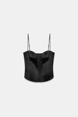 Top de satén negro estilo corsetero, con escote corazón, tirantes finos ajustables y cierre frontal con ganchos metálicos.