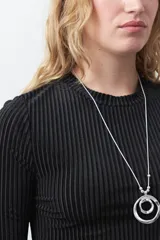 Top de manga larga confeccionado en tejido velvet acanalado con relieve vertical, de corte ajustado al cuerpo y cuello redondo.