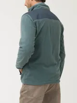 Campera polar de poliéster reciclado color verde, con cierre frontal completo, cuello alto y detalles de tela en los hombros y bolsillos.