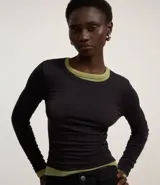 Blusa negra de rib con cuello redondo y mangas largas.