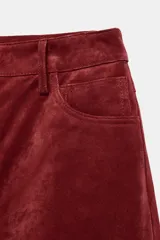 Pantalón de tiro medio confeccionado en 100% piel de ante, con diseño de cinco bolsillos, corte recto y cierre frontal con cremallera y botón metálico.