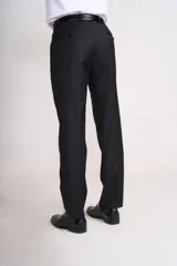 Traje de dos piezas compuesto por saco de corte clásico con cierre de un botón y pantalón de vestir a juego. Presenta solapas de muesca y bolsillos con solapa.