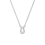 Colgante con cadena plateada y dije de cristal transparente en forma de lágrima.