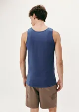 Musculosa básica de corte clásico, confeccionada en tejido de punto color azul marino.