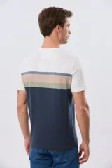 Remera de algodón con diseño de bloques horizontales de colores blanco, azul, beige y verde, de manga corta y cuello redondo.