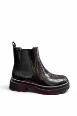 Botas tipo Chelsea modelo Paddock Splendid, de caña corta, color negro charol con acabado brillante. Posee paneles laterales elásticos, tirador trasero y suela track robusta con plataforma y taco bajo.