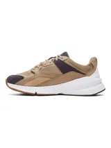 Championes Under Armour modelo Forge 96 Reissue, con diseño inspirado en los años 90. Presenta una combinación de tonos tierra, beige y detalles en marrón oscuro, confeccionados con una parte superior de malla y cuero nobuk. Incluye una entresuela blanca gruesa para mayor amortiguación y una suela exterior de goma.